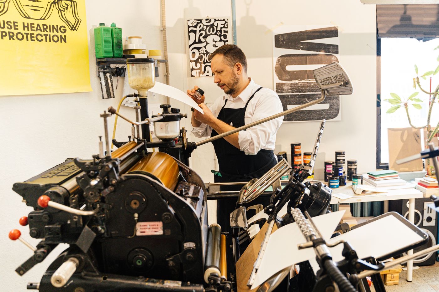 Ảnh minh hoạ: người thợ vận hành máy in letterpress
